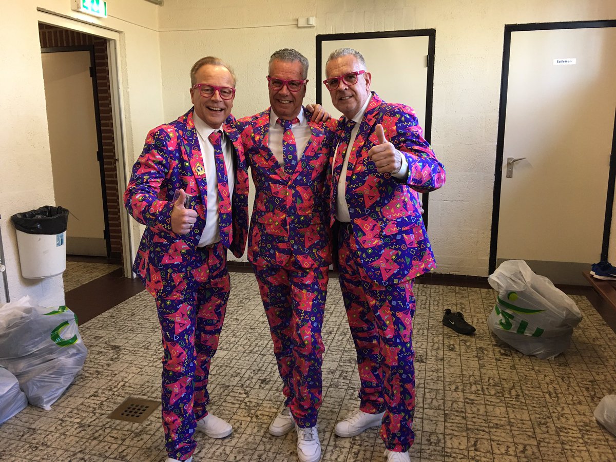 Korenaer's tweet photo. Het niveau is weer superhoog #playbackshow @Korenaer @SAAMscholen #carnaval Met hoog bezoek van Sjaak Peer en Dennis met hun lied “Drie dagen lang” samen met Gr 5a https://t.co/YmvkjwyWOK