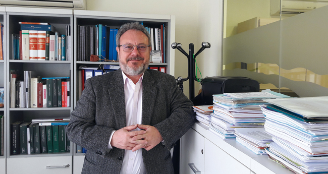 catcristiana's tweet photo. "Davant la inviabilitat d’un centre, l’escola cristiana compta amb una xarxa de solidaritat. Abans de negociar amb l’administració, podem trobar una altra solució", Miquel Mateo 
@EscolaCristiana
 https://t.co/1MMScWW1NR https://t.co/SUeVVc9MzU