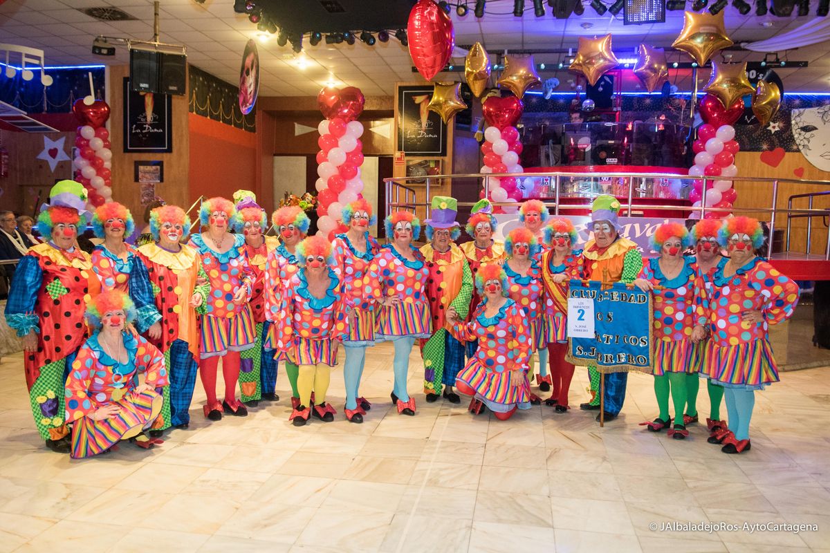 AytoCartagenaES's tweet photo. Hoy los pequeños y los mayores tendrán su especial protagonismo en el #CarnavalCartagena. A las 11:00 arrancamos con una pasacalles por el centro de #Cartagena y por la tarde fiesta de disfraces con los clubes de tercera edad en #MolinosMarfagones 🎭👯🤡✨ https://t.co/6eG72i7nXt https://t.co/4fWYFDovB0