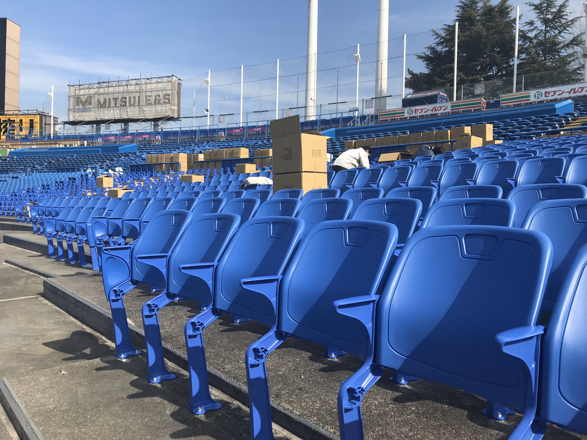 明治神宮野球場 公式 プロ野球開幕前準備 ライトスタンドのdブロック ｇブロックの座席の一部を交換しました 椅子の脚が取り付けられるのを見ていたスタッフが まるで 花 が咲いているみたいだ
