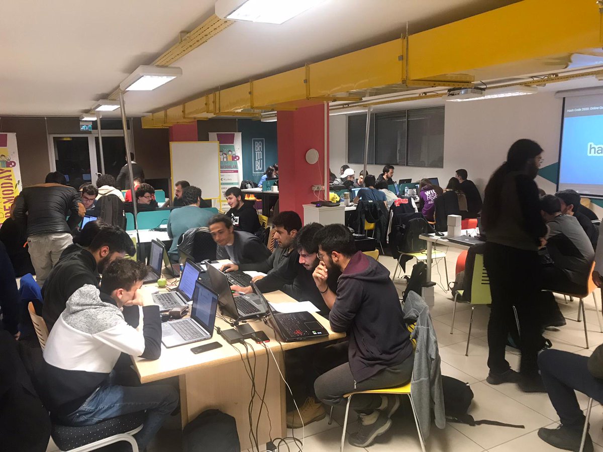 universitemDEU's tweet image. Üniversitemiz ev sahipliğinde, DEPARK BAMBU organizasyonunda tüm dünya ile eş zamanlı Google Hash Code Challenge ön eleme heyecanı dün gece 00.30'a kadar sürdü. Mücadeleye katılan 20 takımımızdan 12'si Türkiye sıralamasına girdi. Tebrik ediyoruz. #HashCode #universitemDEU