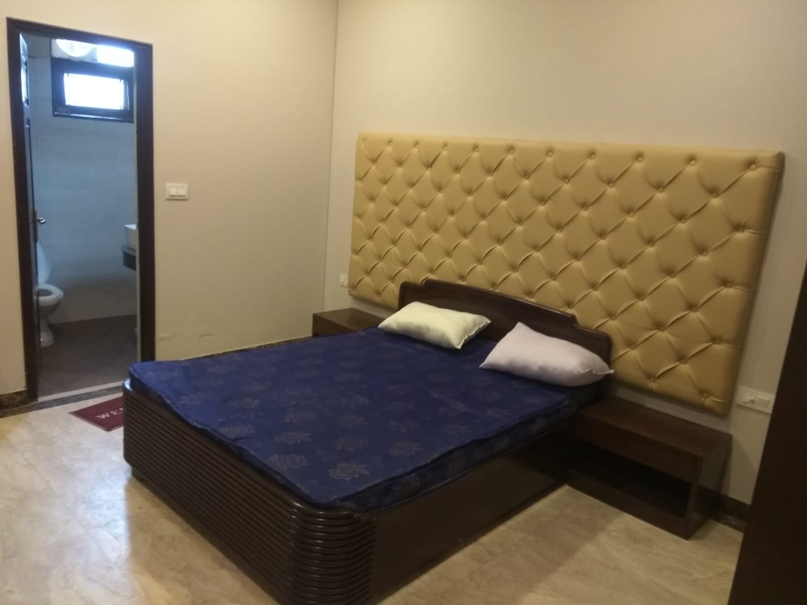 SecondecasaH's tweet photo. Available for rent a fully furnished 4BHK in Dlf phase 2 - M block - Near DLf Square - boys 
Available on single /double occupancy.
Contact details: Megha Goyal - 9958486683

#realestate #rentalspace #propertyforrent #rent #rentalproperty  #secondecasa https://t.co/JBXp4xePlw