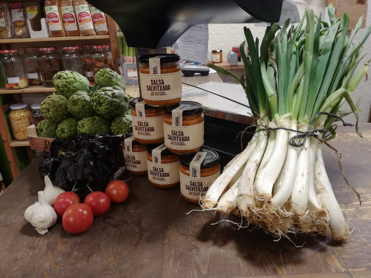 hortanic's tweet photo. ☺ Dóna gust quan arriba el cap de setmana i veus aquest espectacle: productes #Hortànic a la botiga #LaBalança de Vilafranca del Penedès!

🤯 Se'ns escapen de les mans!! 

👉 https://t.co/UQ3FW2vqSr 👈

#calçots #calçotada #ecològic #proximitat #km0 https://t.co/mY46wlaEaK