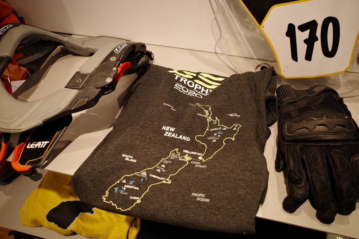 mscharacycle's tweet photo. BMWショールームにてGS Trophy 2020で実際に使用されたウェア等を展示中!!
こ、これはスゴイ...
必見の価値あり!!
#GSTrophy2020 #本物はオーラが違う #原サイクル #bmwmotorrad https://t.co/F7EkIHQI68