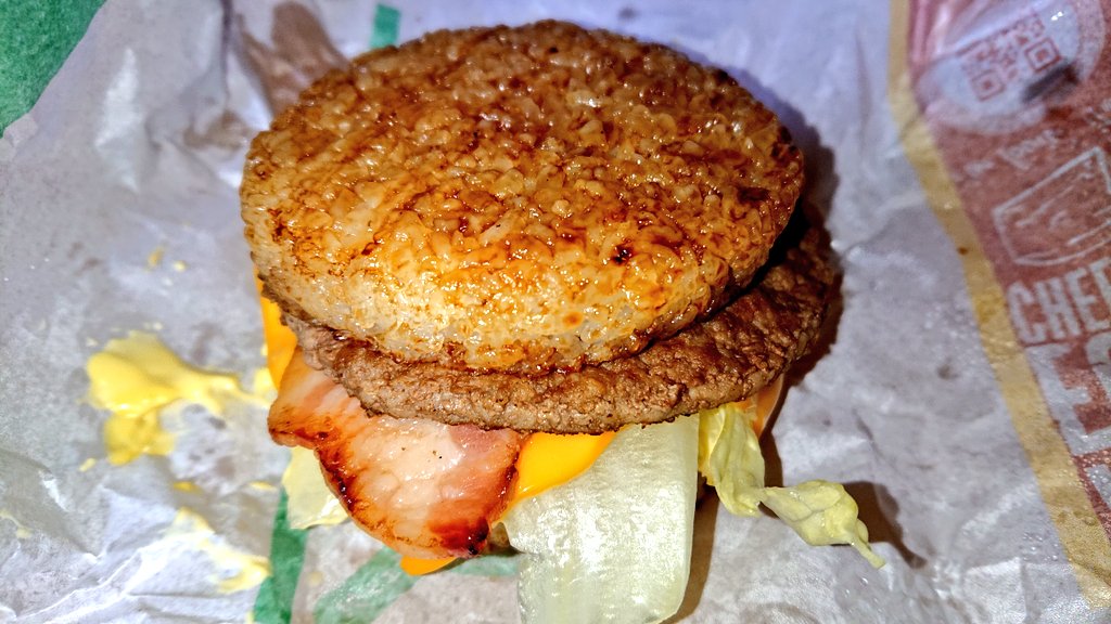 あなかし ごはんバーガーたべてみたんですよ 初めてとかいうからみんなモスにライスバーガーあるとかいってたじゃないです か 全然ちがいますからね これはごはんバーガーです まずいんですよ