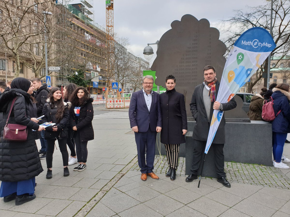 Land_der_Ideen's tweet image. Feierliche Eröffnung der neuen #mathtrails in #Hannover mit @th_hermann @hannover, @AnkeLanghardt #landderideen, Michael Hobusch @DeutscheBankAG &amp;amp; Prof. Ludwig @mathcitymap #iteachmath #tasks #trails