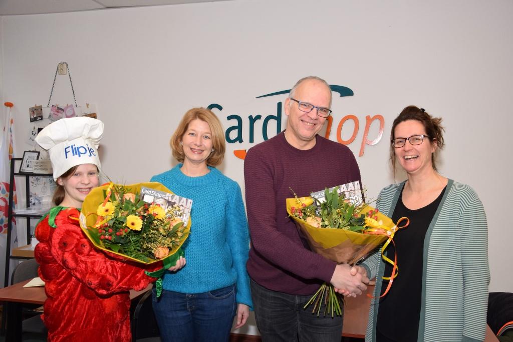 Met alle Valentijnsperikelen zou je bijna vergeten dat we deze maand ook nog twee maandprijzen hebben uitgereikt. Van de CardShop Tiel en natuurlijk ook twee keer Meeuwsen bloemen! Gelukkig winnaars Erica van Dee en Marjolein van de Putte mochten met een blije Flipje op de foto.