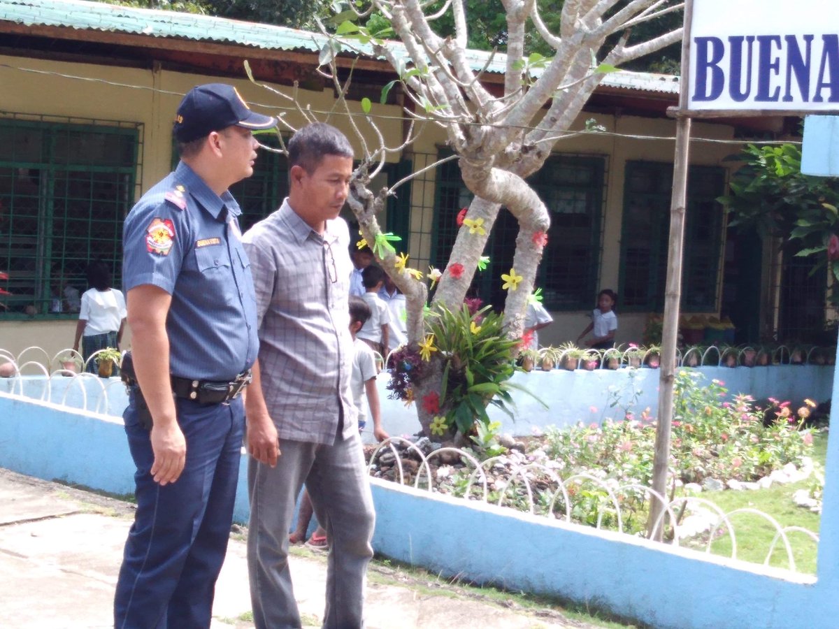 Duenas_MPS's tweet photo. PCPT Buenavista,OIC conducted School visitation and dialogue with the school teacher topics discussed on crime prevention,illegal drugs and anti-terrorism.@pnp_region6 @ippoiloilopnp
#StrongerPRO6
#LetsGOILOILO
#Justbegoodatit https://t.co/Cmw5zNgRH0