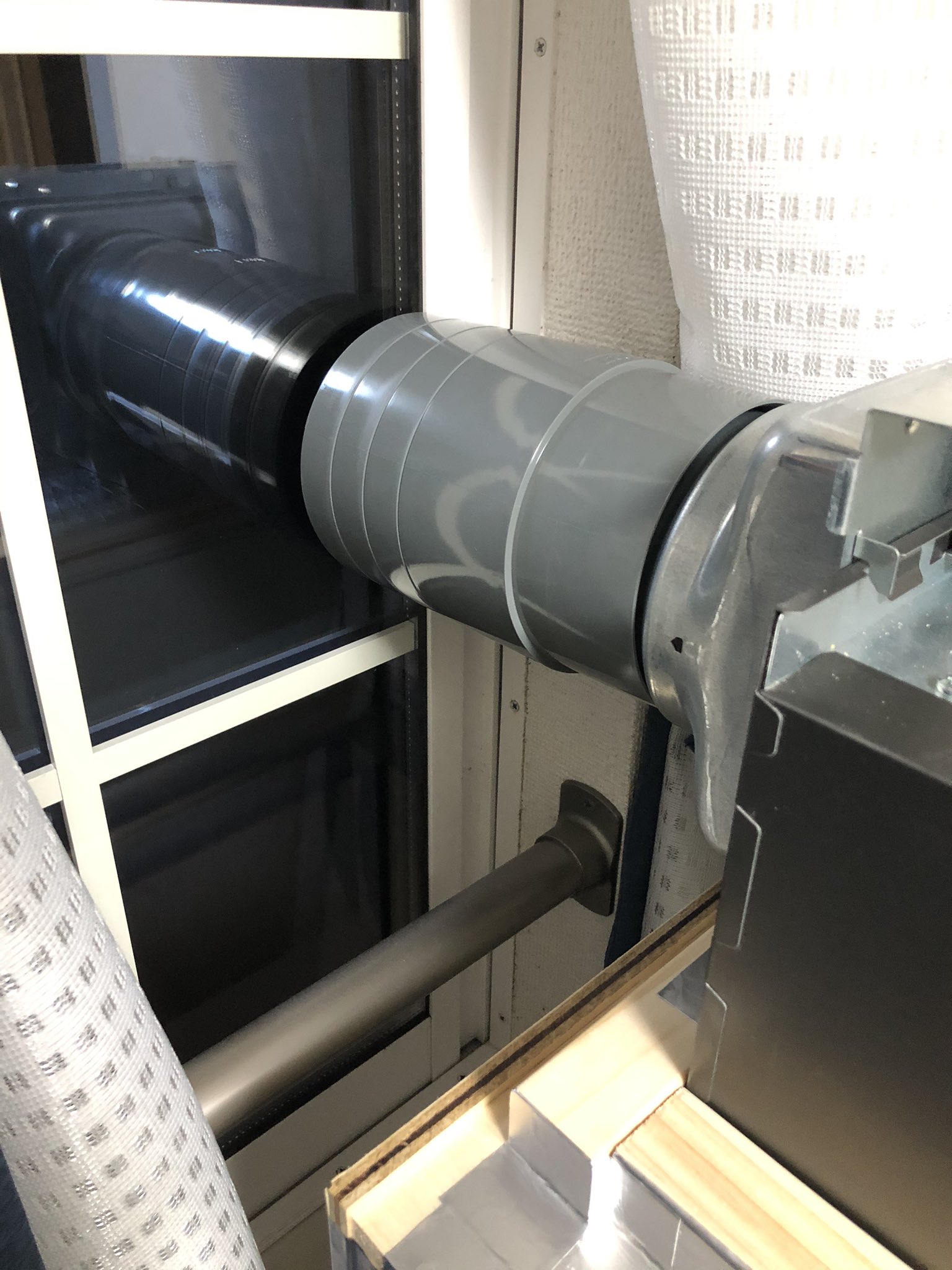 キム 自作塗装ブースの進展 塩ビパイプを買ってきたので仮設置 まず1本目で窓スレスレの位置まで そしてブースを使う時はジョイントを繋いで外へ それから机にホルダーを T Co Evbd3hthf2 Twitter