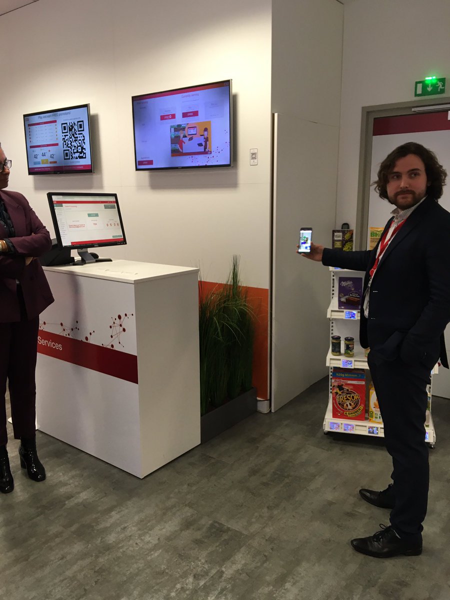 En visite au lab #innovation #retail de #cgi ! Présentation passionnante et inspirante ! <a href="/chrischapuis/">Christine Chapuis</a> <a href="/BoureyPierre/">Bourey pierre</a> @YoanncariouU