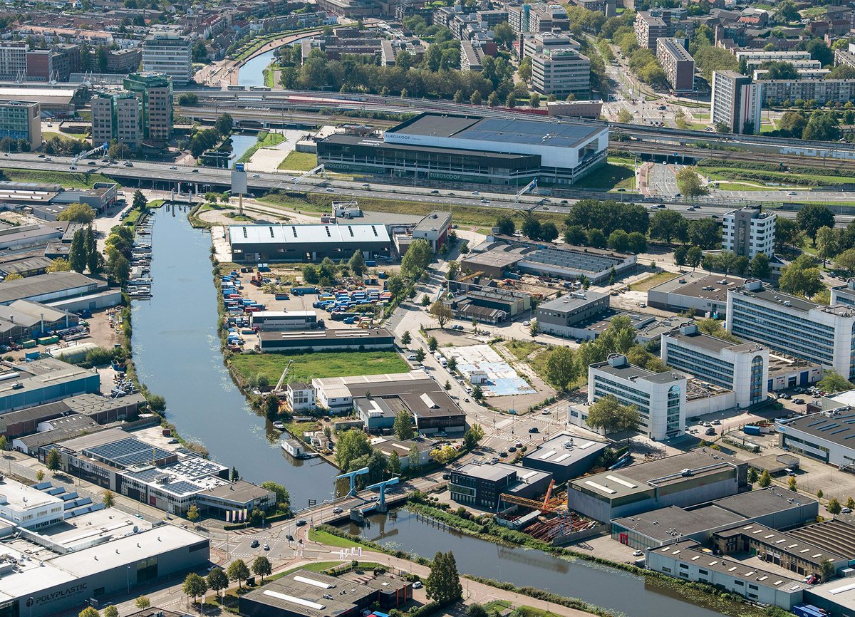 De nieuwe naam voor de gebiedsontwikkeling A20-zone Schiedam is: SchieDistrict. De Schie is naamgever van onze stad, verbindt de gebiedsontwikkeling met de binnenstad en de projecten binnen de gebiedsontwikkeling met elkaar.