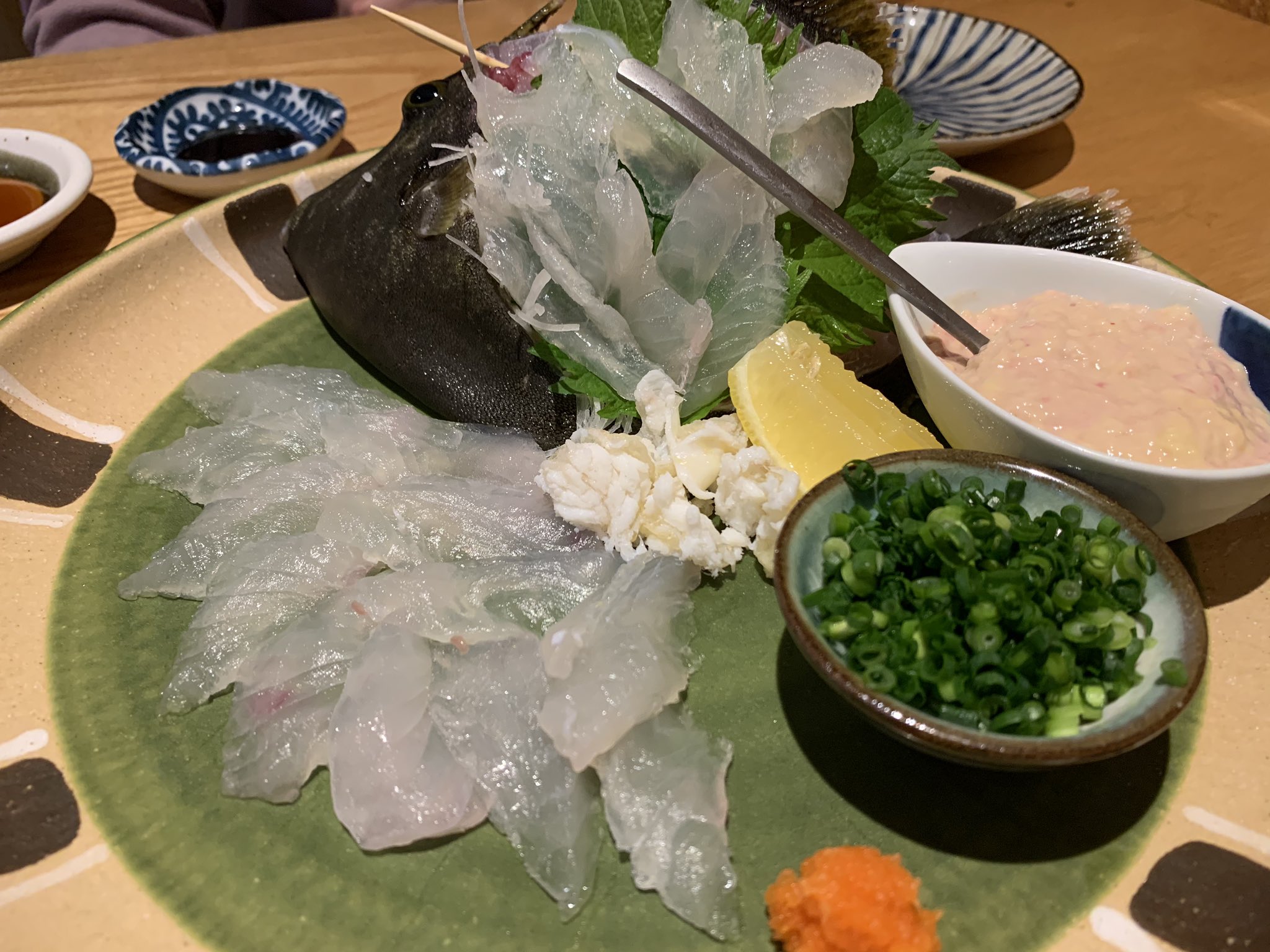 ばんたそ 獺祭とカワハギのお造り もうね肝をポン酢に溶かして食べるのがめちゃくちゃ美味しい カワハギの刺身一番好きかも T Co S8qit67ifk Twitter