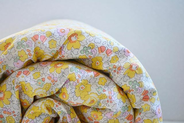 I am finding myself drawn to yellows and pops of colour at the moment. It must be the imminent change in seasons and the longing for some more sunny days. 
Needless to say we have just fully restocked our bedding in Betsy yellow. ift.tt/2PsiDgP
