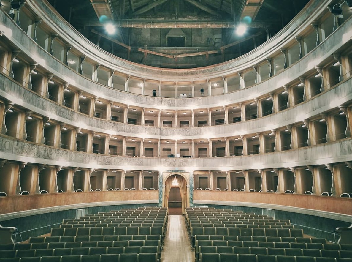 Le Teatro Sociale est l'un des symboles de la ville.
Vous pouvez le visiter les jours où il n'y a pas d'expositions ou d'événements spéciaux.
Toutes les informations: bit.ly/2lQI2Vk

📍 Teatro Sociale, Bergame
📷@Max_Marsili
#visitbergamo #bergamojustamazing #enlombardie