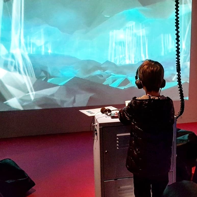 escolaDrassanes's tweet photo. Saps què és la realitat augmentada?🤷🏽‍♀️
Hem començat el taller d'infants i famílies amb @CosiCosaTech @UPFBarcelona @escola_castella Investigarem, crearem i projectarem apps de realitat augmentada per buscar històries del #raval @TotRaval
#ravalkm0 #DRASSANESTEAM  #escolesamigues https://t.co/VPjDX9hKKO