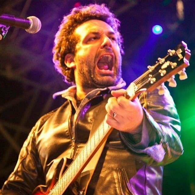 Hace diez años de esta foto !
Hacía mucho frío 🥶 y mi ampli sonó fatal !

Pero nos hicimos un bolazo. 
#foto#10#añosatras #rock#cantautor #
#palma#madrid#nashville #todoslosdias ift.tt/39OZ5eb