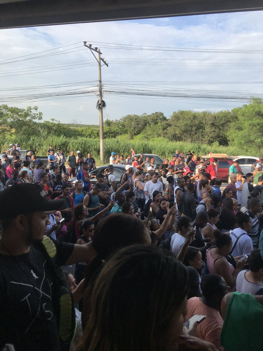 PassageiroRJ's tweet photo. #ProtestoRJ no #BRTRio 

RT @itu2conto: Manifestação na estação Mato Alto contra as péssimas condições do BRT, neste momento estão travando todos as linhas desde Santa Cruz https://t.co/F1acgKElPT