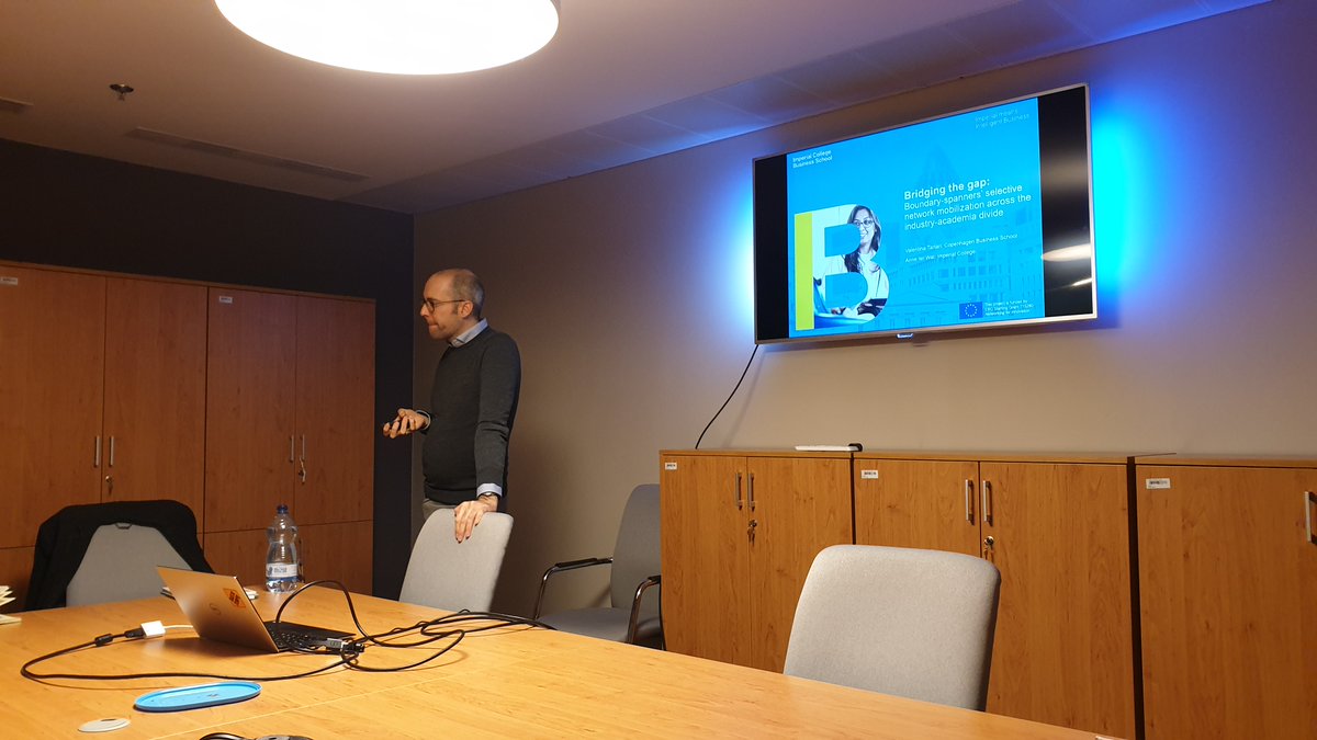 ZoltanElekes's tweet photo. @anneterwal shows in work with @vale_tartari on "Boundary Spanners’ Selective Network Mobilization across the Industry-Academia Divide" that self-monitoring moderates industry/academy identity, leading to one-sided vs selective network mobilization. Seminar at #ANETLab. https://t.co/nYtlfnN9mC