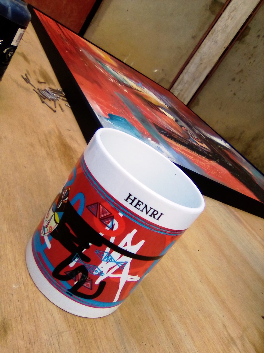 lagriffemboko's tweet photo. HENRI by Mboko
Mug droit design by Mboko, personnalisé: 15000 FCFA
whatsapp 672154658
Nous sommes à Douala, vous pouvez visiter l'atelier sur RDV.
#MbokoBelieve
#Africaisbeautiful
#ArtistOnTwitter
#CameroonianDesigner
#237forever
#KeepTheFaith https://t.co/385FtJ9GUB