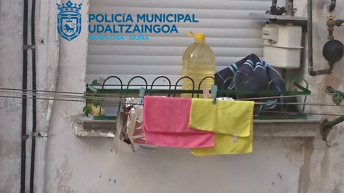 Ayer acudimos a una llamada ya que de un piso caían gotas de color rojizo al patio interior de un edificio
Al llegar nos encontramos que en la vivienda de enfrente había colgados unos chuletones en el tendedero, goteando el jugo de estos hasta el suelo

Todo se quedó en un susto