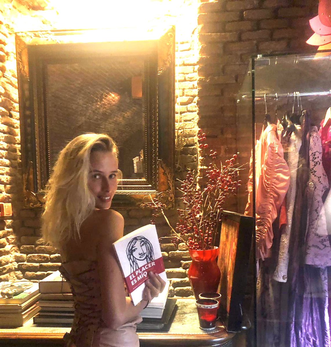 La actriz y bailarina Olivia Baglivi con el libro de la IV Edición del Premio de Literatura Erótica Válgame Dios. Pronto os informaremos sobre el relato  ganador del #VPremioVálgame