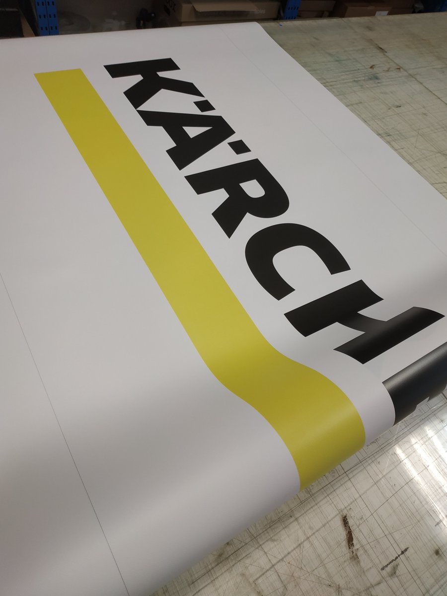 StudioZecom's tweet photo. Fabrication en cours de banderoles en bâche standard 500 gr/m2 pour Tokheim pour l'ouverture d'un centre de lavage en Corse. De 400 x 80 cm avec des kits de tension sur les côtés pour la fixation, les banderoles PVC assurent une bonne visibilité pour une longue durée. https://t.co/95nS5SY1Gq