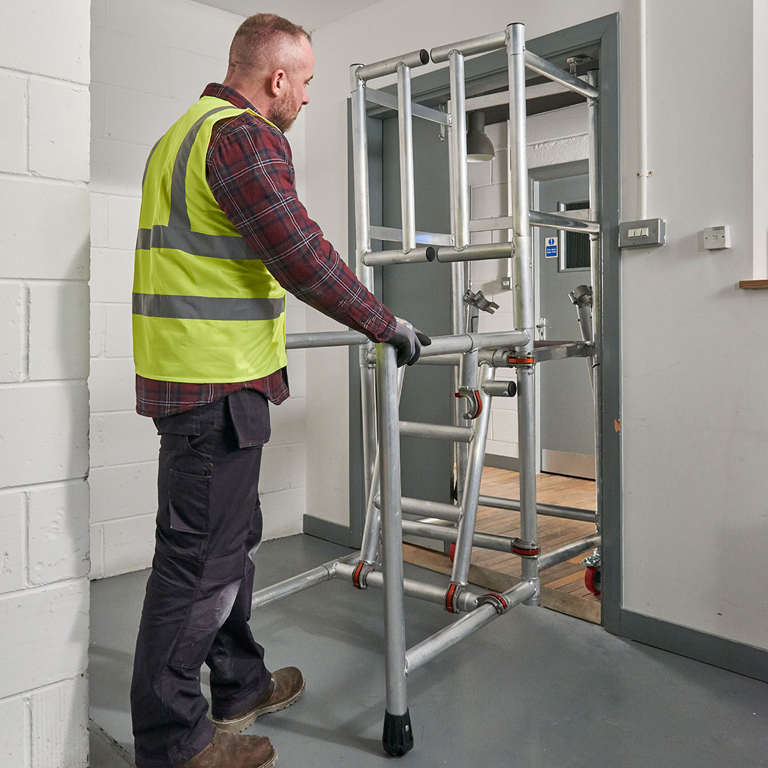HSSProService's tweet photo. #FridayMotivation A lightweight, low level #access solution that's compact enough to fit through standard doorways, just some of the reasons why we love the #BossPodiumStep. Find out more and hire yours here https://t.co/4ZFx0vAPbI https://t.co/e5HUlU6Ti2