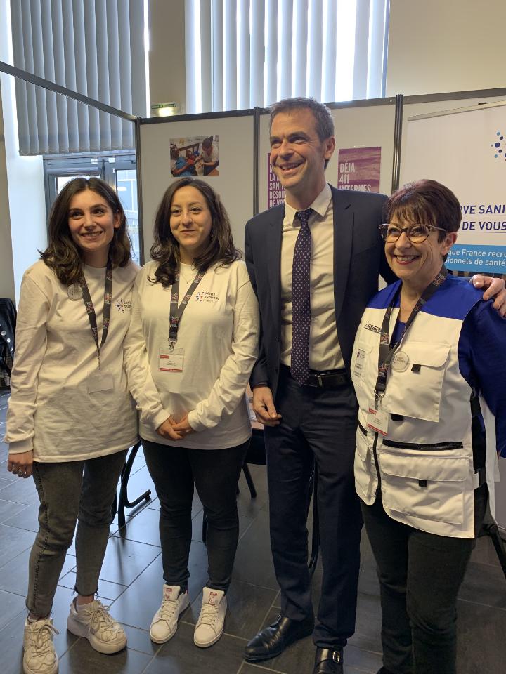 SantePubliqueFr's tweet photo. Olivier VERAN, ministre des Solidarités et de la Santé visite le stand de la Réserve sanitaire de Santé publique France à St Étienne au Congrès des internes en médecine générale #CongresIMG https://t.co/fHVblShDN5