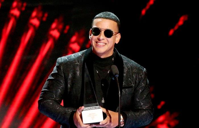 CboEsNoticia's tweet photo. #30Feb Premios Lo Nuestro: Una noche de glamour y ritmo latino #Entretenimiento https://t.co/ZxrhHXVanD https://t.co/sEhSwa306w