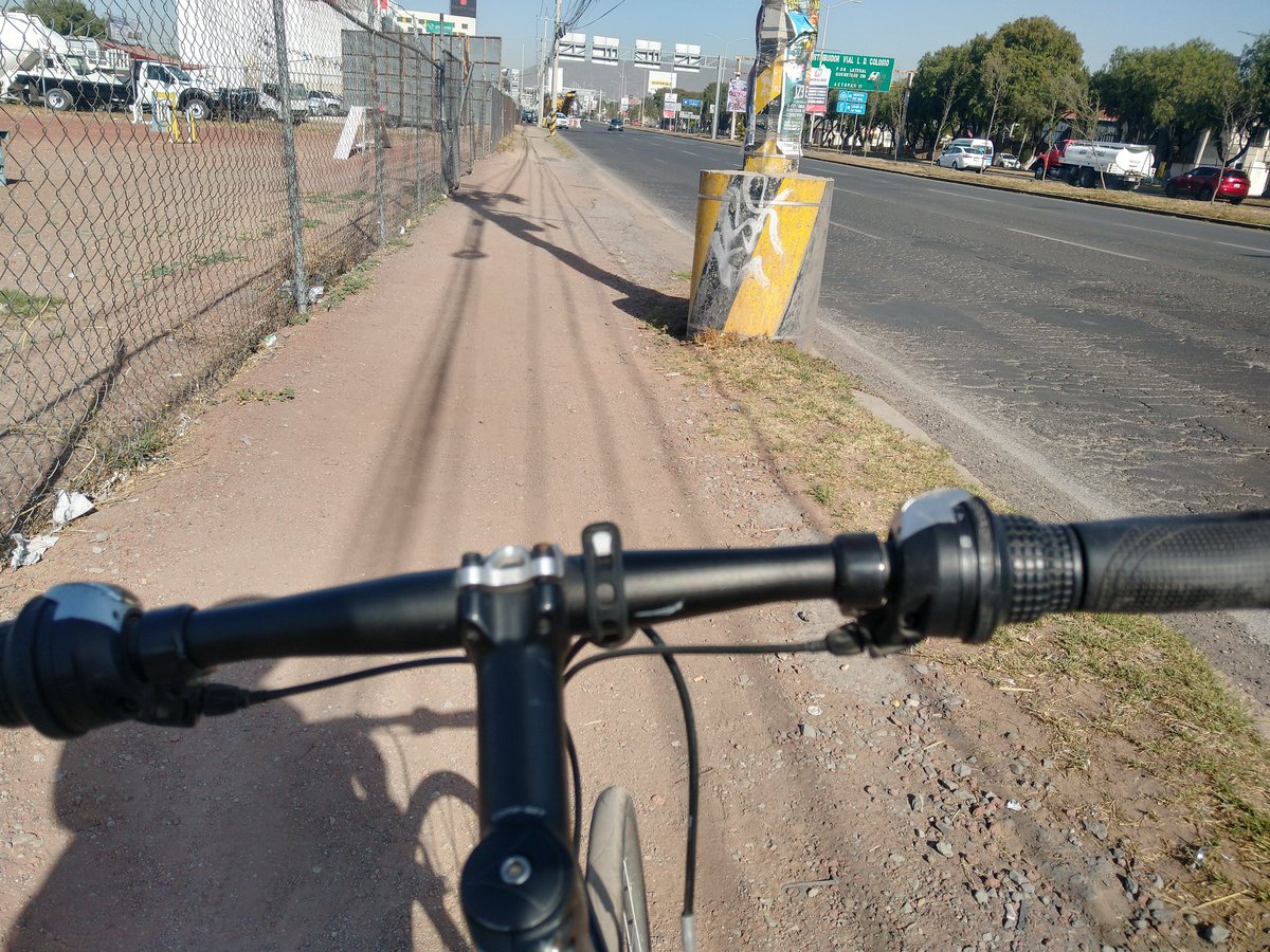 MontealegreRox's tweet photo. Hola @HidalgoSOPOT con tantas intervenciones en boulevard Colosio de la #ZMPachuca y aún hay áreas sin banqueta. Pensar e intervenir a escala humana ayudaría mucho a fomentar una movilidad intermodal. Banquetas, cruces peatonales y desde luego ciclovías siguen pendientes. https://t.co/kYK5YDcXfj