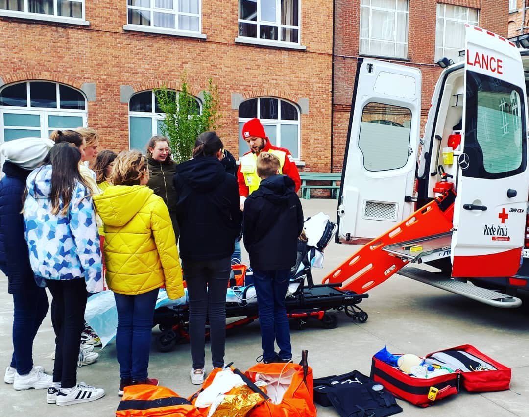 RDeinze's tweet photo. Op bezoek bij #leiepoortcampussintvincentius #rodekruisdeinze #rodekruis #redcross https://t.co/ZJIububT4p