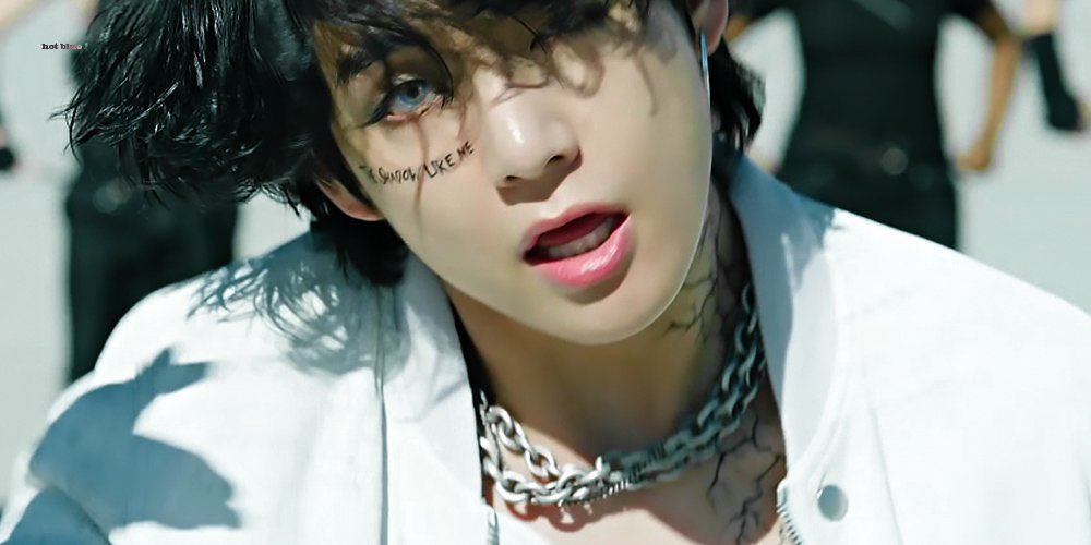Iamyrfavbitch's tweet photo. Quel homme! 👑
#BTSComeback2020 
#btsON https://t.co/yx0MJFHNL3