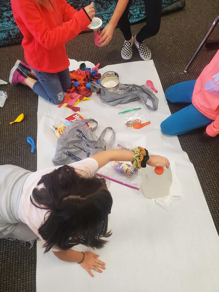 ChelsBels_3's tweet photo. Market Day creation day! #JCTGoForLaunch #TheLearningCafe @JCTElementary https://t.co/bJNmpeD9fc