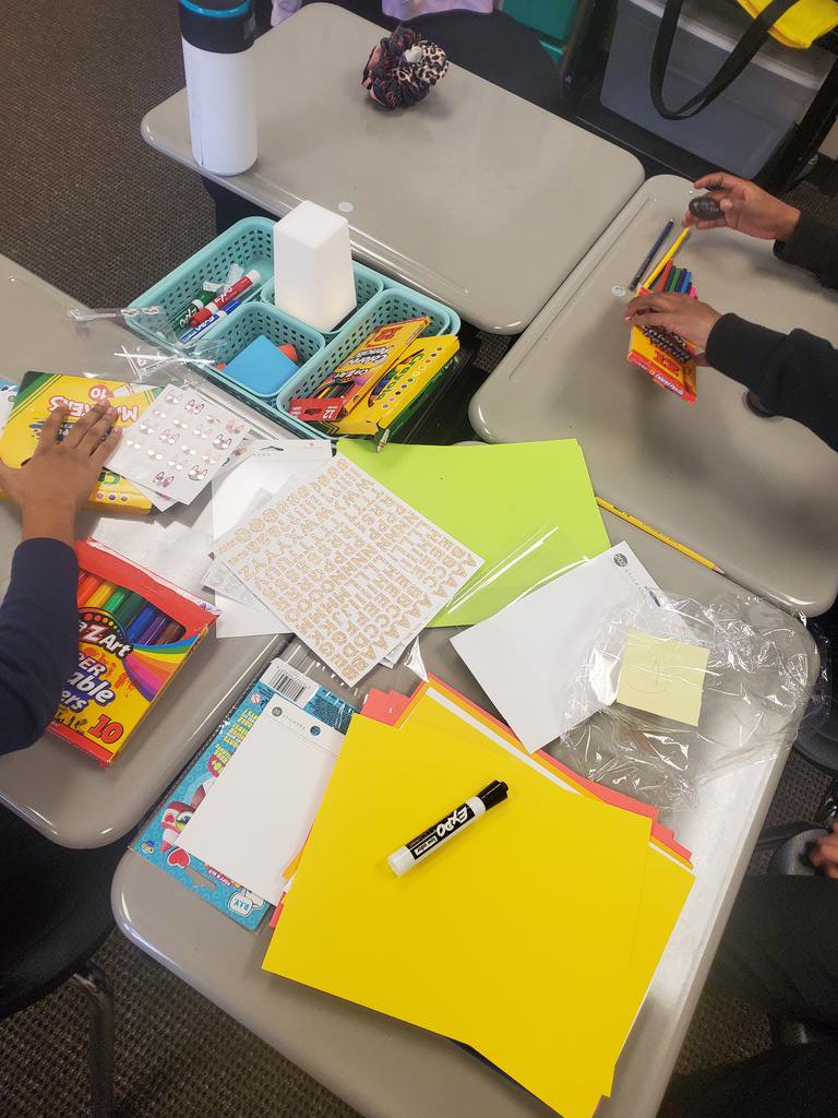 ChelsBels_3's tweet photo. Market Day creation day! #JCTGoForLaunch #TheLearningCafe @JCTElementary https://t.co/bJNmpeD9fc