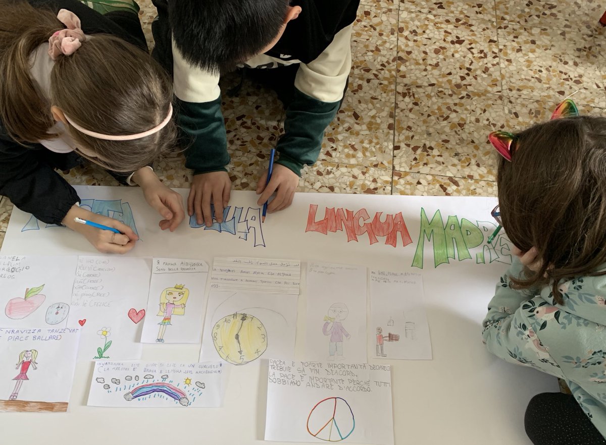 elisetta1979's tweet photo. *Una lingua diversa è una diversa visione della vita.* (Federico Fellini) 
Festa della Lingua Madre presso @IC_via_Dante - IIA primaria Dante https://t.co/RTOzEIVeyn