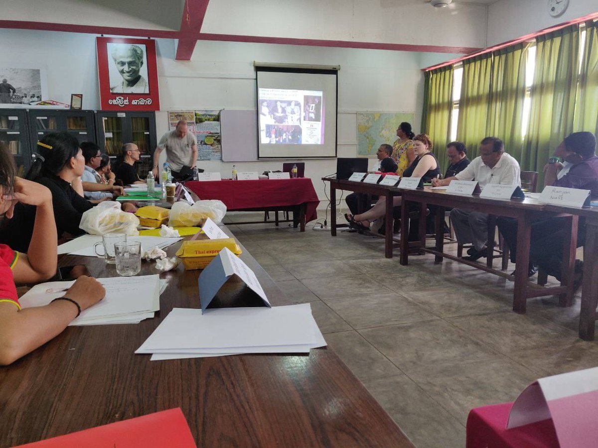 IclCit's tweet photo. Conferencia Internacional de Sindicatos de la Industria Textil en Colombo. L@s participantes debaten estrategias para combatir la precariedad mediante el apoyo mutuo y la solidaridad internacional.
#anarcosindicalismo #SriLanka #dabinducollective #nuss #cnt #fau #iclcit #fblp https://t.co/VU4Kba3tTv