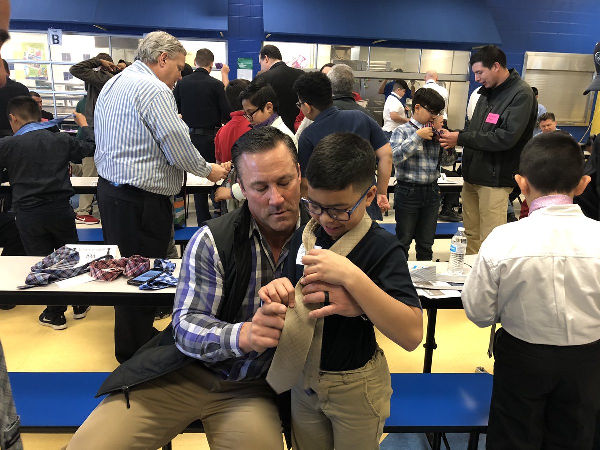 DrJarethaJordan's tweet photo. When the men @IrvingISD Central Office show up for kids, everyone in the room smiles! ❤️ watching them help the young men at Schulze Elementary tie their ties! #tiesforguys #myirvingisd #DreamBig #schulzeexperience https://t.co/vpp57L7d4Z