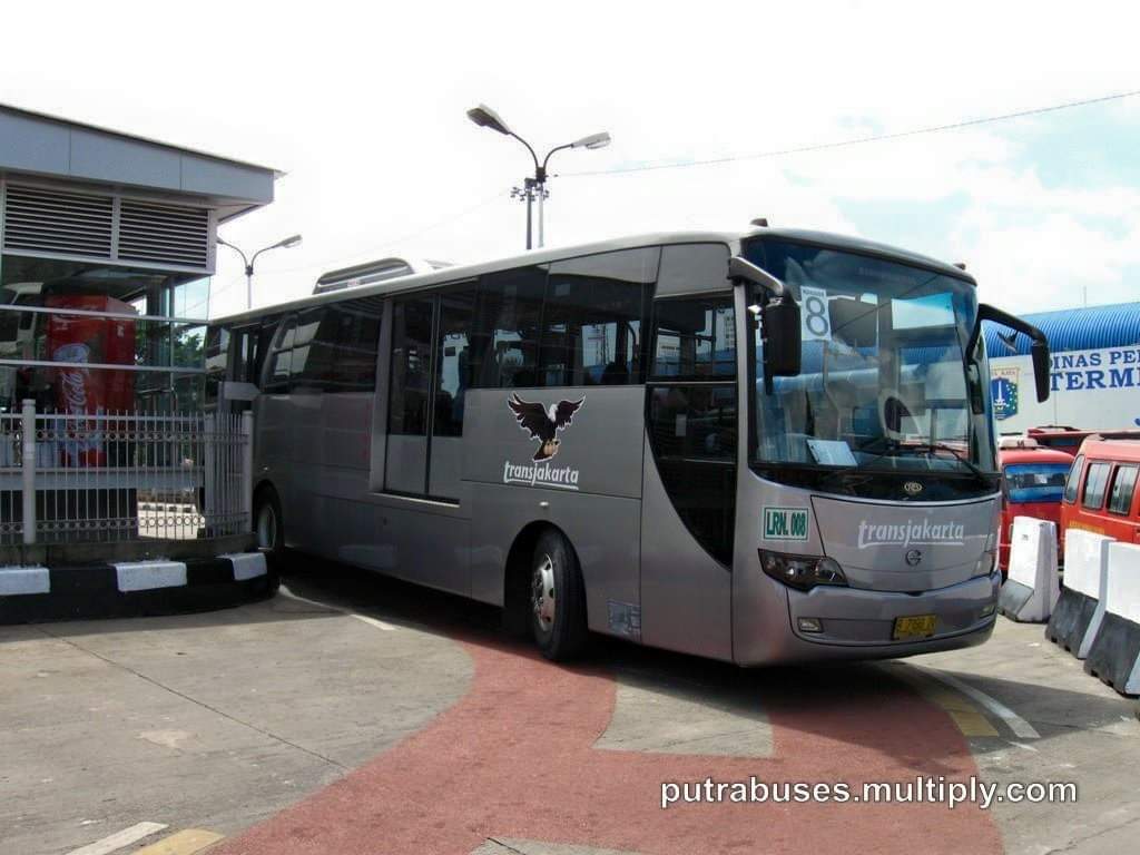 BuswayFansC's tweet photo. Pada awalnya, Koridor 8 dioperasikan oleh 2 operator. Primajasa (PP) &amp; Lorena (LRN), semuanya menggunakan Bus Tunggal. Namun hanya sampai Grogol 2, tidak sampai harmoni. p
Puter balik di kolong Tomang lanjut balik lagi ke Lebak Bulus dari Halte Tomang (sekarang Podomoro City) https://t.co/11Xdsey6bk