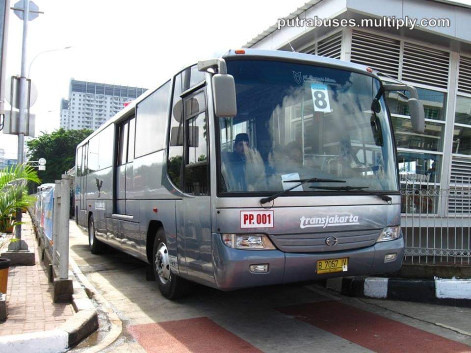 BuswayFansC's tweet photo. Pada awalnya, Koridor 8 dioperasikan oleh 2 operator. Primajasa (PP) &amp; Lorena (LRN), semuanya menggunakan Bus Tunggal. Namun hanya sampai Grogol 2, tidak sampai harmoni. p
Puter balik di kolong Tomang lanjut balik lagi ke Lebak Bulus dari Halte Tomang (sekarang Podomoro City) https://t.co/11Xdsey6bk