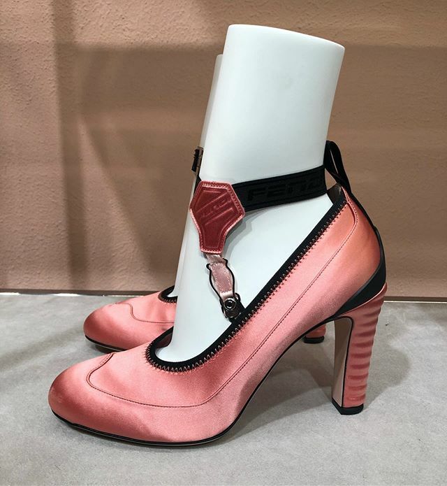 JohannahMasters's tweet photo. She’s sexy and she knows it ✨💖✨ @fendi #FW20 #MFW https://t.co/fkxp00Ueb4