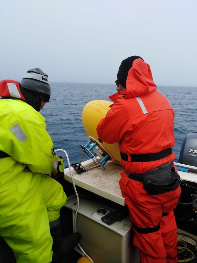 CostarR4's tweet photo. Hoy instalamos equipo oceanografico ADCP para medir corrientes y realizamos las primeras mediciones de temperatura y salinidad frente a la Base Artigas de Uruguay, en Bahía Fildes. #ECA56 #LABITI #LOFISAT #INACH @CostarR4 @InvestigandoUV https://t.co/5Ln4Rc6Hsn