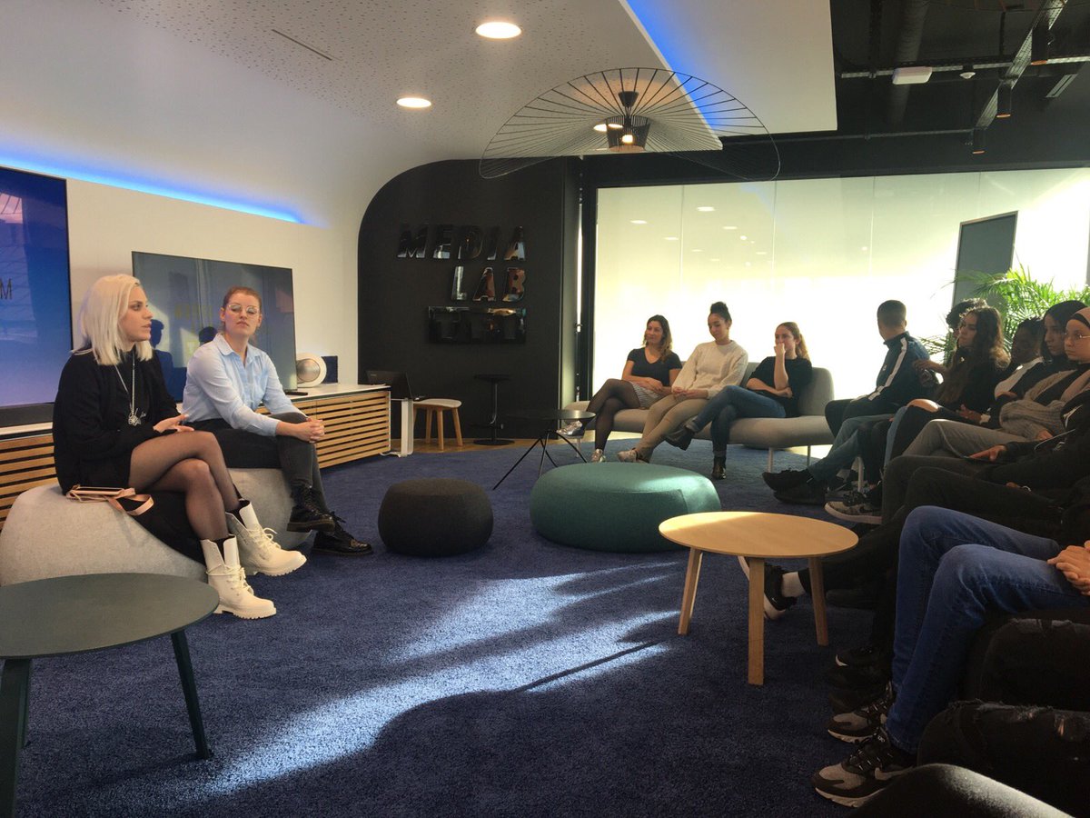 TF1Initiatives's tweet photo. Cet après-midi, les jeunes de @SDLV_Officiel ont rencontré à @TF1 @ThomasMekhiche, journaliste @telefoot_TF1, et @EmyLtr, comédienne et scénariste sur Youtube, pour échanger sur les métiers du digital et leur parcours hors du commun. 💪🏼⚽️🎥 https://t.co/VuoCtb9XeV