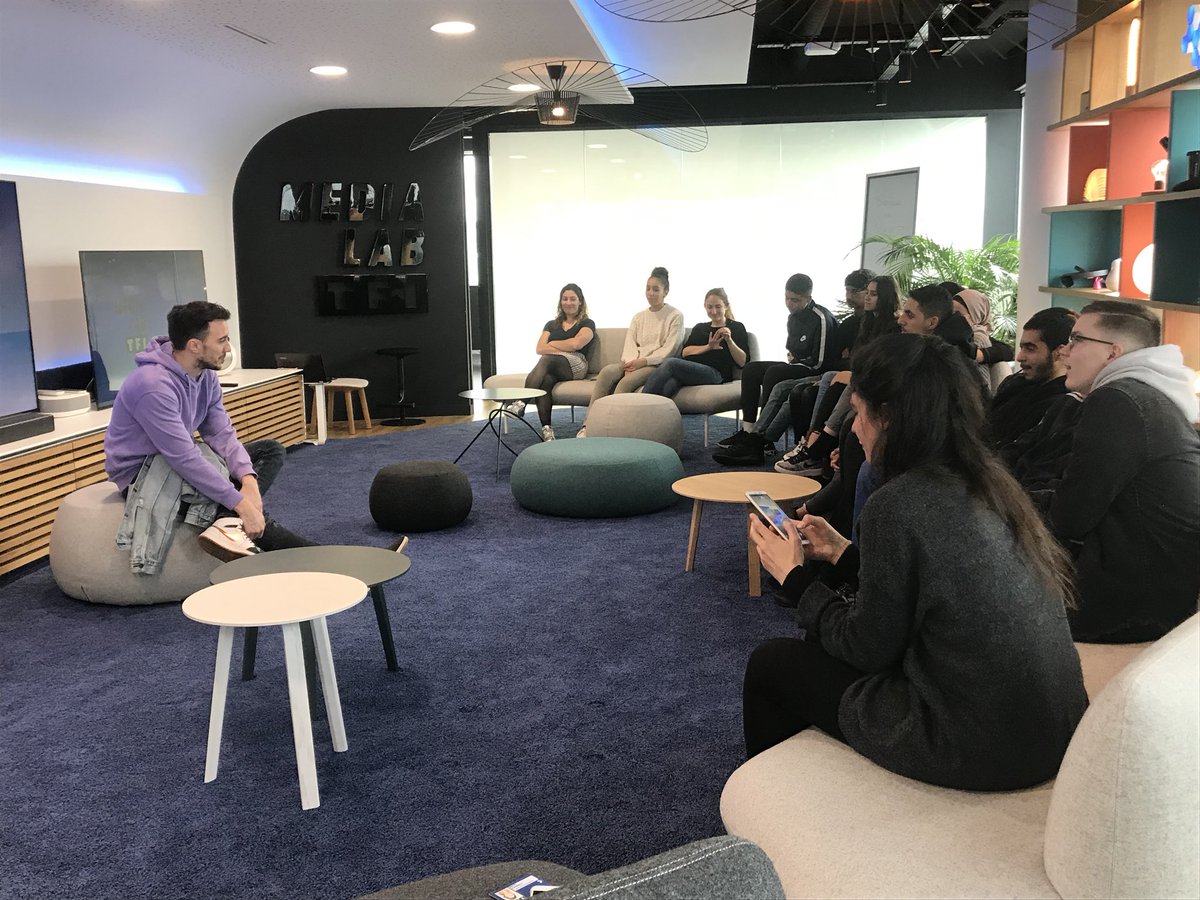 TF1Initiatives's tweet photo. Cet après-midi, les jeunes de @SDLV_Officiel ont rencontré à @TF1 @ThomasMekhiche, journaliste @telefoot_TF1, et @EmyLtr, comédienne et scénariste sur Youtube, pour échanger sur les métiers du digital et leur parcours hors du commun. 💪🏼⚽️🎥 https://t.co/VuoCtb9XeV