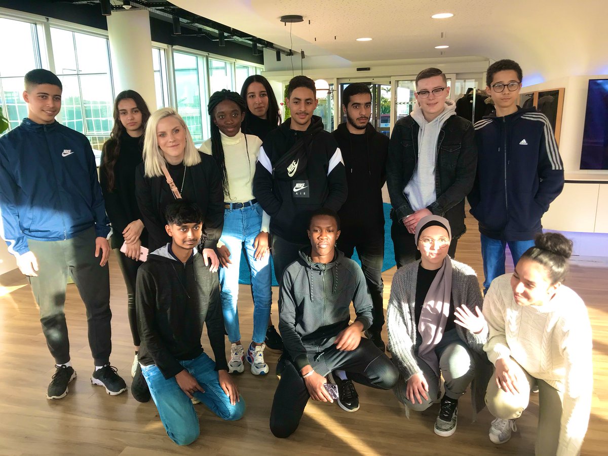 TF1Initiatives's tweet photo. Cet après-midi, les jeunes de @SDLV_Officiel ont rencontré à @TF1 @ThomasMekhiche, journaliste @telefoot_TF1, et @EmyLtr, comédienne et scénariste sur Youtube, pour échanger sur les métiers du digital et leur parcours hors du commun. 💪🏼⚽️🎥 https://t.co/VuoCtb9XeV