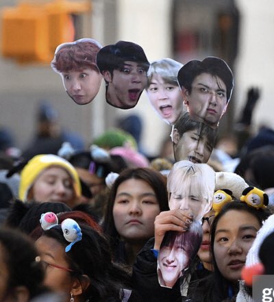 AureliaOT7's tweet photo. WHY ARE YOU ARMYs SO ANNOYINGBDKDHDKDKLSNS😭😭🤣🤣🤣🤣💜

#MAP_OF_THE_SOUL_7 #방탄소년단 #BTS @BTS_twt #BTSComeback2020 https://t.co/ItfrjZD4AJ
