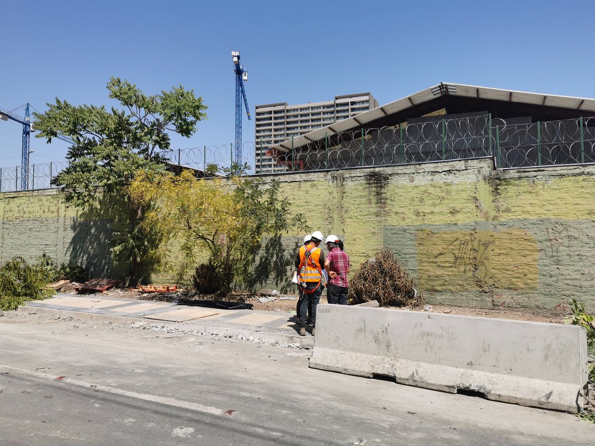 RodrigoLOrtiz's tweet photo. @MuniMacul Impresentable... Botando árboles sin sentido, en un arreglo en el que se comprometieron a preservar árboles. Donde esta la preocupación y fiscalización de la municipalidad? @tv_monica @Mega @CHVNoticias @canal13 @Minvu https://t.co/2LAXyaRmCo