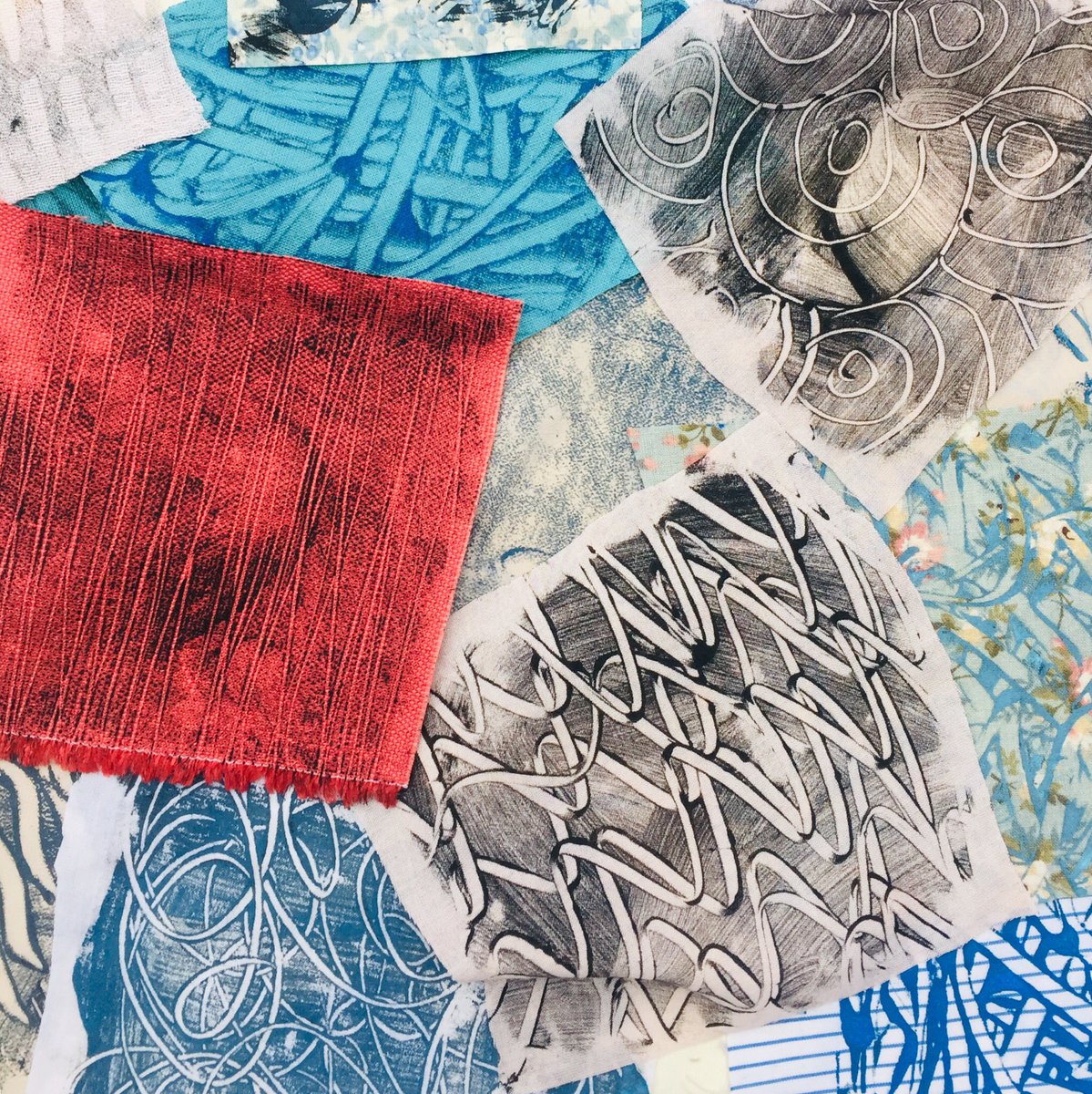 WhatNadeMade's tweet photo. Making some little printed squares of fabric to sew into today! #handmadebyme #simpleprint #fabricsample https://t.co/T1uvbAKXoC