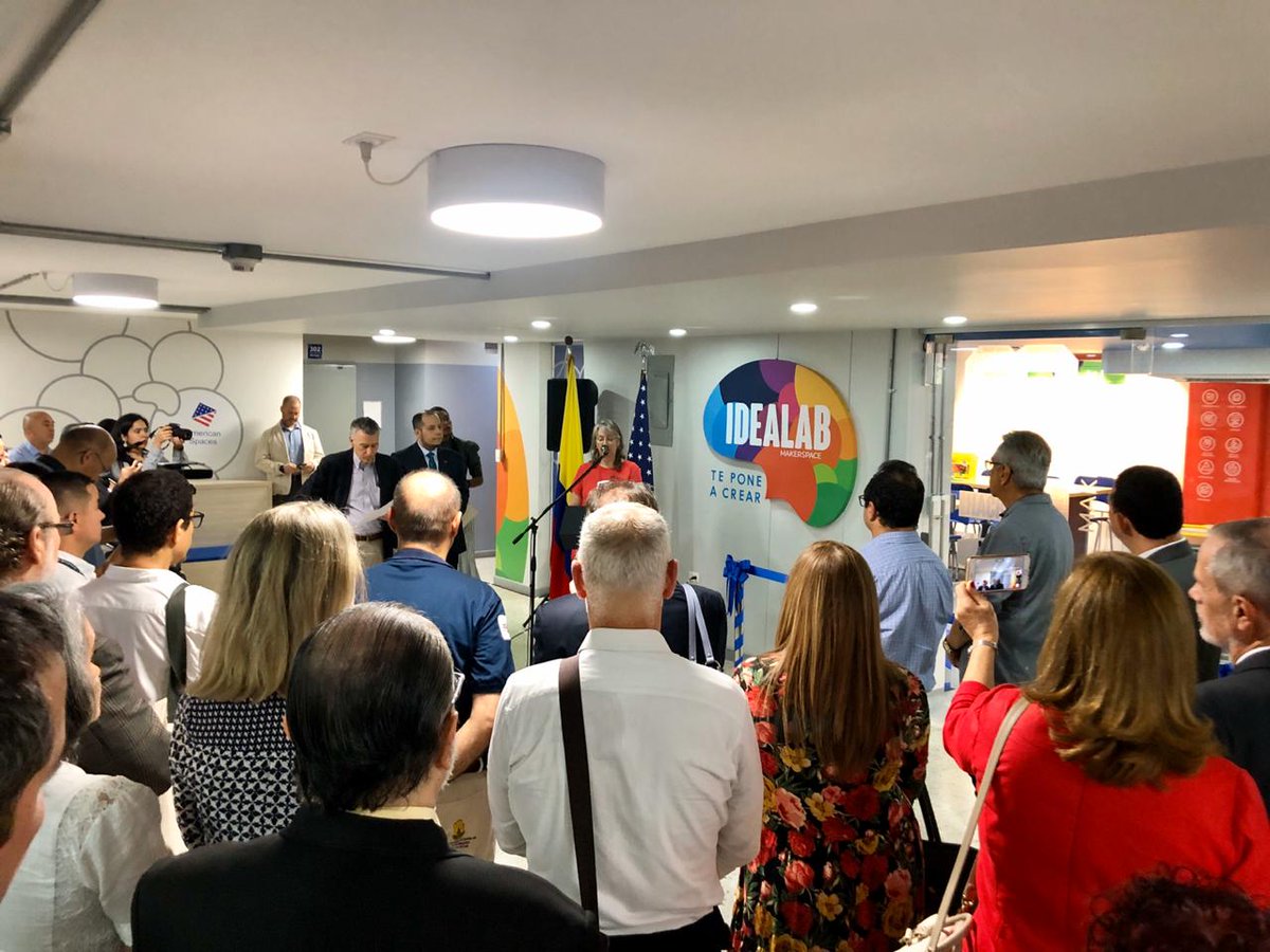 DEconomicoCali's tweet photo. ¡Por una Cali global y creativa! 🌎 #AEstaHora 🕒 Con la presencia del embajador de Estados Unidos 🇺🇸, estamos en la inauguración del #IdealLab del Centro Cultural Colombo Americano.✅

Somos #PuroCorazónPorCali 💙❤️💚 https://t.co/E45dZNHDsx