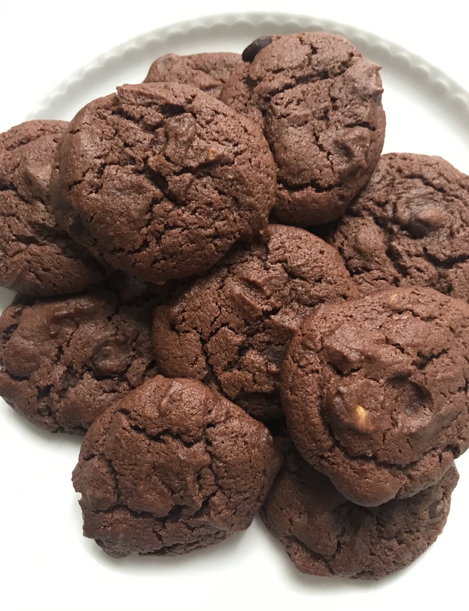 Myallergyboy's tweet photo. My boy baked cookies in home ec today. Gluten & dairy free with big chunks of @NOMOChocolate π I forgot he was making cookies and also baked some but no one was sad about that #doublecookie #safetreats https://t.co/sq8mrgHLo6