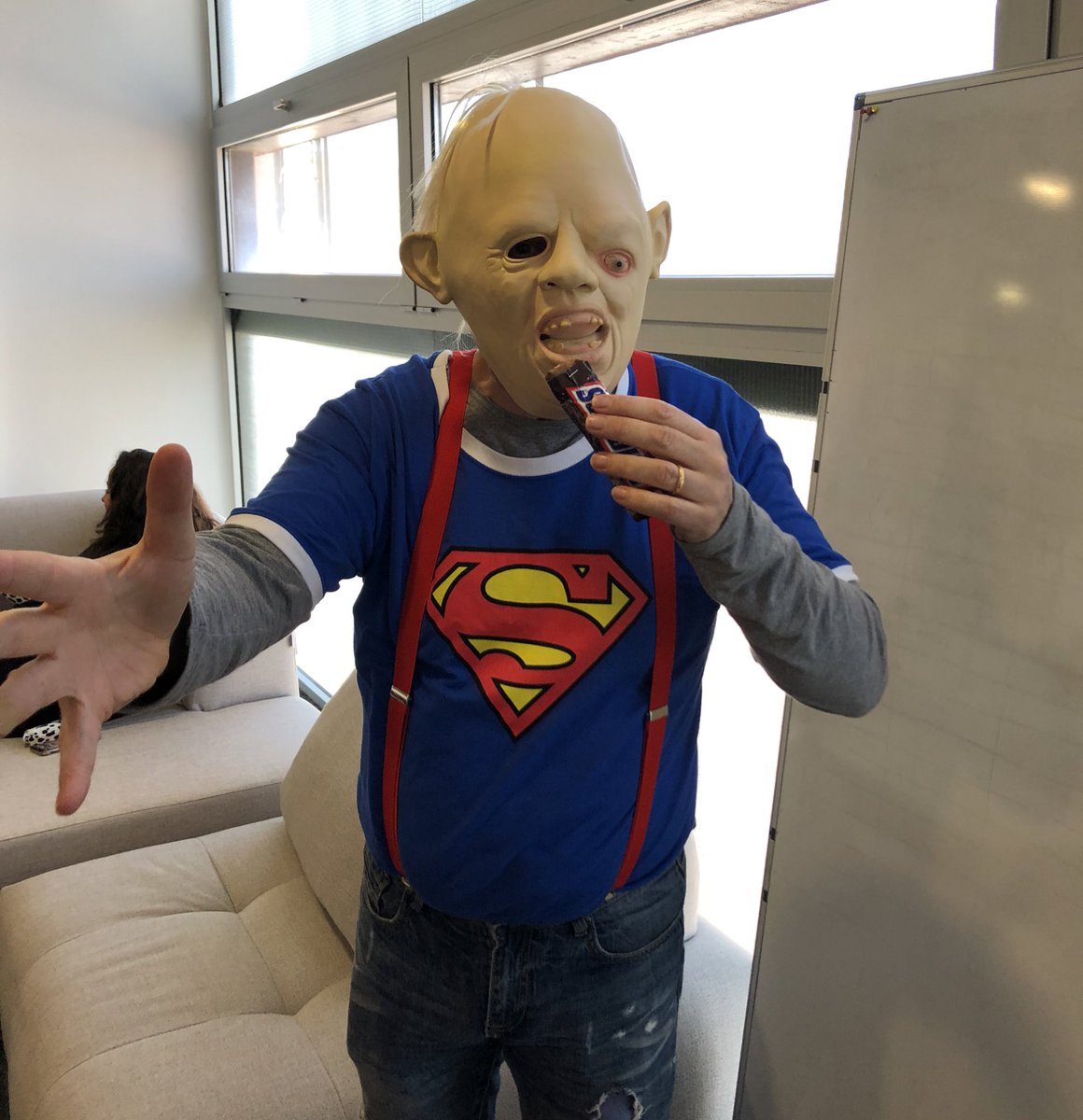 tomeu00's tweet photo. Así me he disfrazao en la oficina y me he dado cuenta que soy mayor😂😂, los más jóvenes han dicho: “mola tu disfraz... de qué es? 😭😭 #chocolateeeeee https://t.co/tJMO9yLFVJ